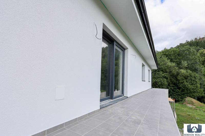Elegantný dvojpodlažný rodinný dom s veľkým pozemkom v obci Stožok