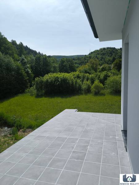 Rodinný dom s veľkým pozemkom v obci Stožok