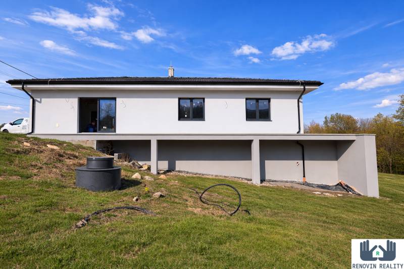  Elegantný dvojpodlažný rodinný dom s veľkým pozemkom v obci Stožok