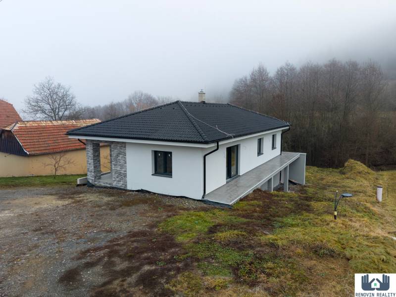 Elegantný dvojpodlažný rodinný dom s veľkým pozemkom v obci Stožok