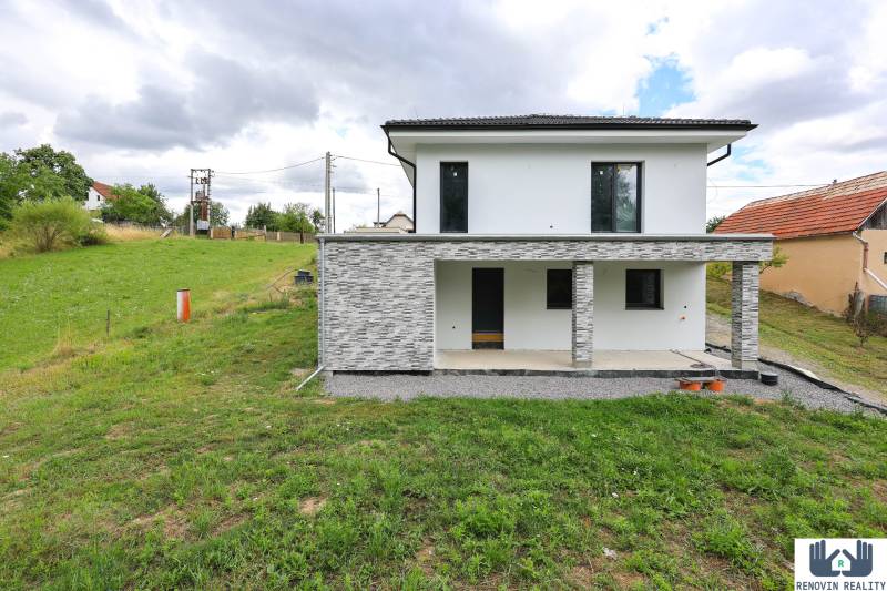 Elegantný dvojpodlažný rodinný dom s veľkým pozemkom v obci Stožok