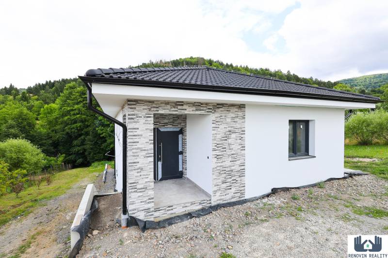 Elegantný dvojpodlažný rodinný dom s veľkým pozemkom v obci Stožok