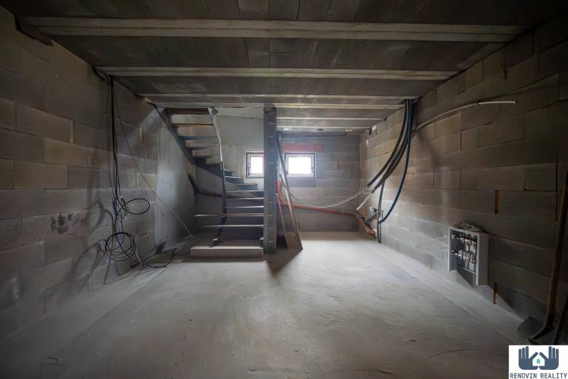 Elegantný dvojpodlažný rodinný dom s veľkým pozemkom v obci Stožok