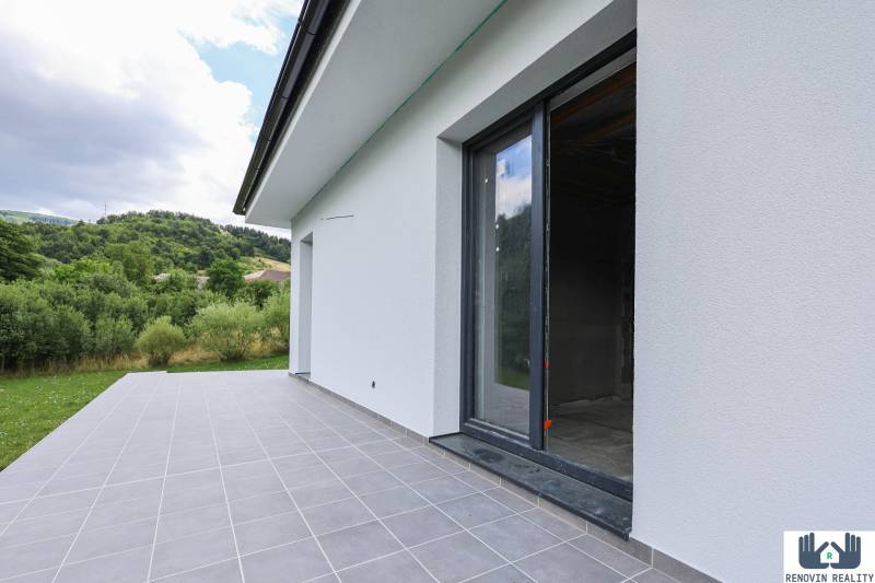 Elegantný dvojpodlažný rodinný dom s veľkým pozemkom v obci Stožok