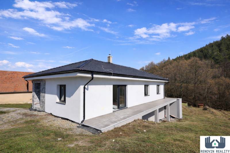 Elegantný dvojpodlažný rodinný dom s veľkým pozemkom v obci Stožok