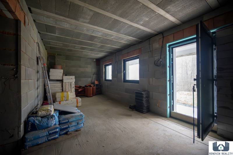 Elegantný dvojpodlažný rodinný dom s veľkým pozemkom v obci Stožok