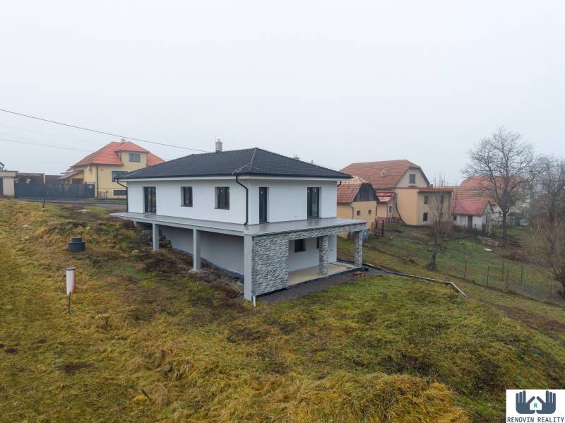 Elegantný dvojpodlažný rodinný dom s veľkým pozemkom v obci Stožok