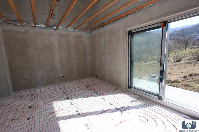 Elegantný dvojpodlažný rodinný dom s veľkým pozemkom v obci Stožok