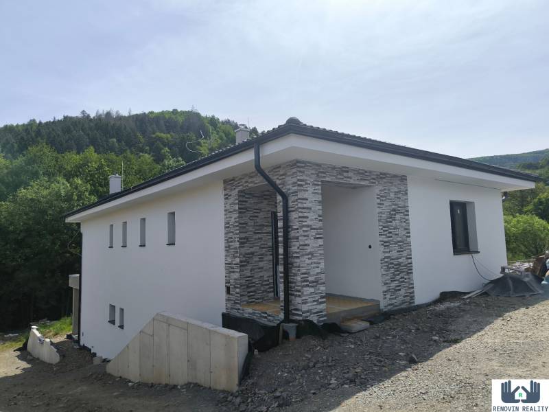 Rodinný dom s veľkým pozemkom v obci Stožok