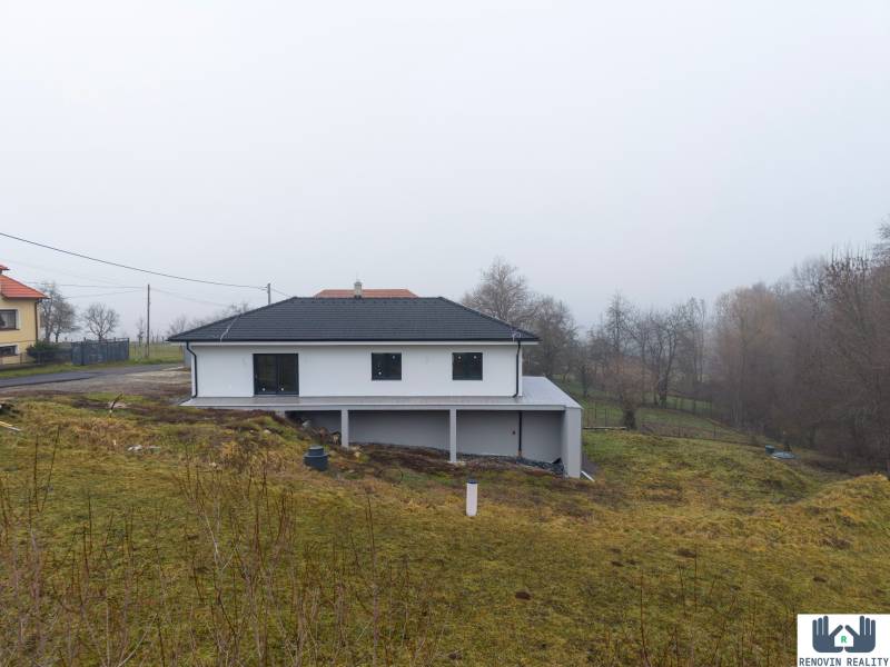 Elegantný dvojpodlažný rodinný dom s veľkým pozemkom v obci Stožok