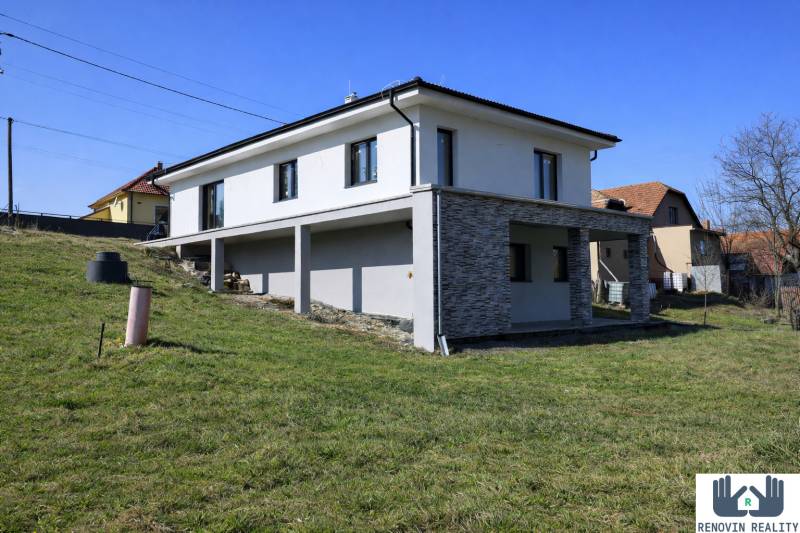 Elegantný dvojpodlažný rodinný dom s veľkým pozemkom v obci Stožok