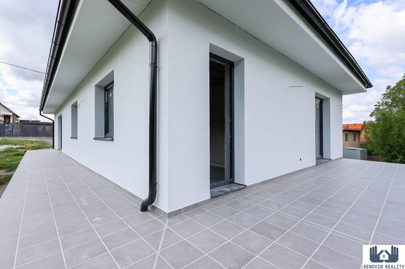 Elegantný dvojpodlažný rodinný dom s veľkým pozemkom v obci Stožok