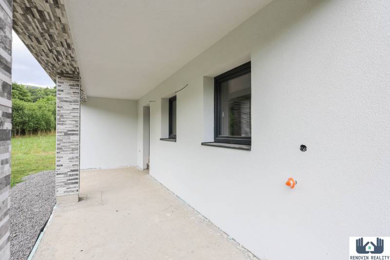 Elegantný dvojpodlažný rodinný dom s veľkým pozemkom v obci Stožok