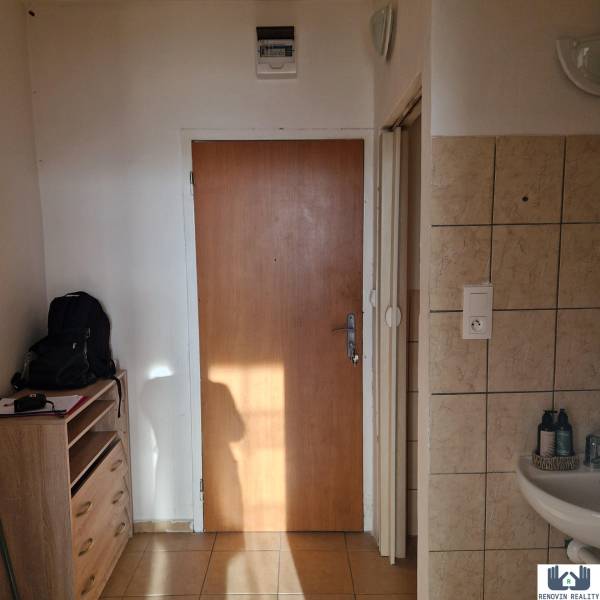 Ponúkame na predaj garzónku v centre mesta Žiar nad Hronom