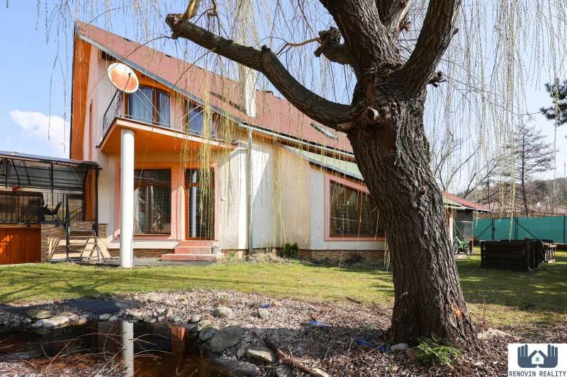 Krásny dvojpodlažný rodinný dom v obci Jasenie na predaj