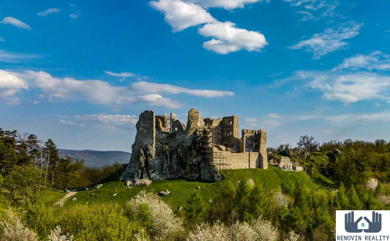 Rodinný dom s veľkým pozemkom vo vinárskom regióne – Hontianske Nemce