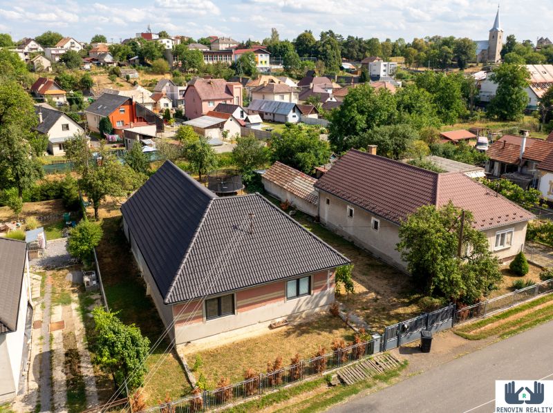 Moderné a štýlové bývanie v kompletne zrekonštruovanom rodinnom dome – Bzovík